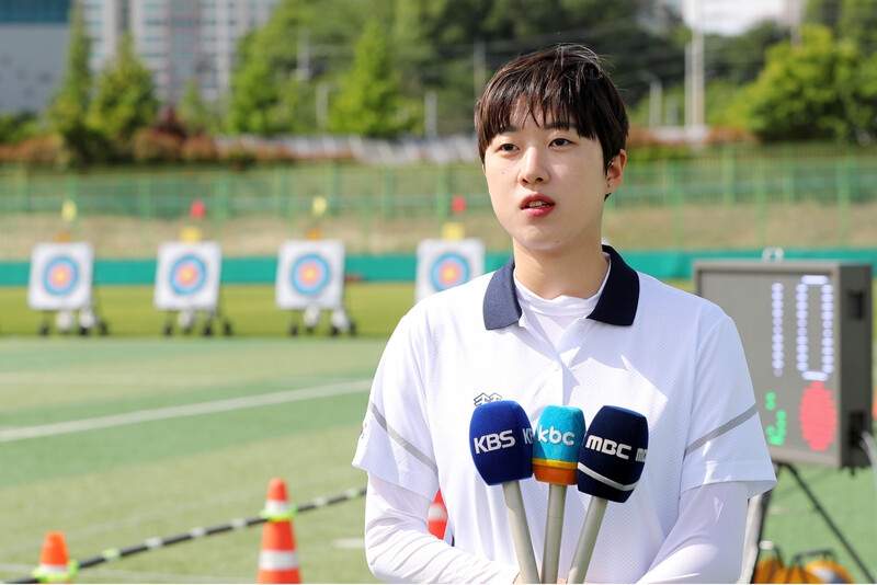 양궁 국가대표 안산이 14일 광주 서구 월드컵경기장 축구센터에서 기자들과 인터뷰를 하고 있다. 광주/연합뉴스