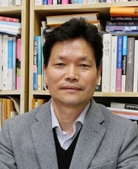 정성기 교수. 경남대 제공