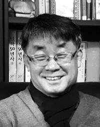 신현수 작가회의 사무총장.