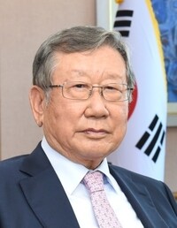 유흥수 남촌장학회 이사장. 부경대 제공