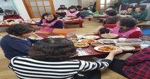 충북 단양 경로당엔 ‘우렁각시’가 있다…식사 도우미 호응