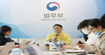 단기비자 효력정지 등 외국인 입국제한 강화…감염 차단 효과는 ‘글쎄’