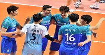 ‘세터 교체’ 우리카드, 삼성화재 완파하고 시즌 첫 승리