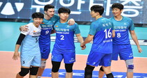 프로배구 우리카드, 세터 바꾼 최하위 한전에 ‘진땀승’