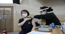 군 의료인력, 첫 코로나 예방접종…1차 2400명 대상