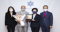 ㈜영원아웃도어 성기학 회장, 숙명발전기금 1억원 전달
