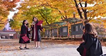 덕성여대, 가을단풍 아래 늦은 졸업사진 찰칵
