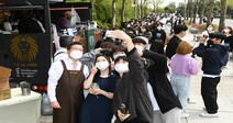 국민대 임홍재 총장  학생들에게 음료 전달