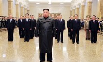 김정은, 김정일 생일에 금수산 참배…코로나에 수행단 ‘최소화’