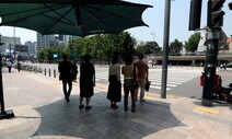 [포토] 그늘막 아래 옹기종기…서울 첫 폭염주의보