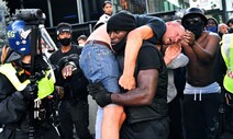 반인종차별 시위서 백인 극우주의자 구한 흑인 트레이너
