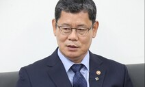 김연철 통일부 장관 사퇴 “남북 분위기 쇄신 계기 되길”