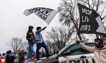 미 경찰 “테이저건 쏘려다 ‘총격’ 사망”…잇단 흑인 희생에 시위 ‘격렬’