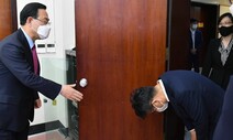 국회 찾은 이철희, 주호영에게 ‘90도 폴더 인사’