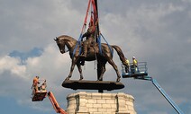 ‘인종주의 상징’ 로버트 리 동상 131년 만에 철거