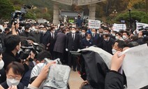 5·18묘지 찾은 윤석열에 광주 시민들 “당신이 전두환이다”