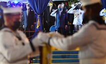 독립국인데 영국 여왕이 군주…“유니언 잭을 내리자!”