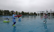[포토] 비 와도 물놀이는 즐거워…3년 만에 문 연 한강 수영장