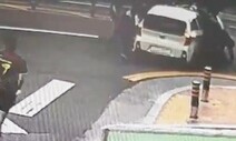 우회전 일시멈춤 안 해서…모닝에 깔린 아이, 사람들이 차량 들어 구해