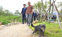 문 전 대통령 예방한 민주당 새 지도부…토리가 늘 한발 앞 [만리재사진첩]