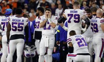 NFL 선수끼리 충돌해 의식 불명…양팀 동료들 ‘차단벽’ 세워