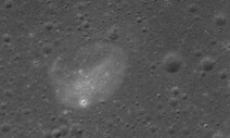 달 탐사선 다누리, ‘임무궤도’서 찍은 첫 달 표면 사진 공개