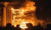 불타는 시청사…프랑스 연금개혁 반대 100만명 시위 [만리재사진첩]