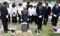 이번엔 군복 아닌 정장…특전사동지회 회원, 광주 5·18묘지 참배