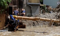 남유럽은 폭염에 사망자 늘고, 중부 유럽은 최악 폭우