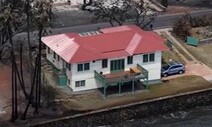 불탄 하와이에 홀로 멀쩡한 ‘빨간 집’…70년 전 할아버지 덕?