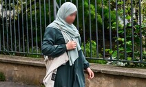 무슬림 옷 ‘아바야’ 학교서 입지 마라…프랑스, 세속주의 논쟁 불붙나