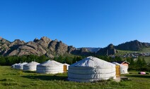 몽골 초원 위 텐트 안으로 바람 살랑살랑 [ESC]