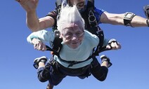 땅에선 보행기 의존 104살 여성…4100m 상공 스카이다이빙