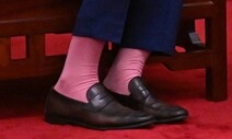 정상회담에 ‘분홍 양말’…리버풀 팬 타이 총리의 파격 패션