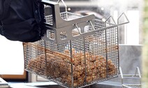 ‘조리 로봇’이 만든 오늘 급식…치킨과 소고깃국, 볶음밥도 [포토]