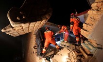 중 간쑤성 6.2 지진 최소 110여명 사망…강추위에 구호 난항