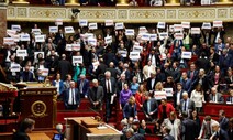 프랑스 의회, 극우정당까지 지지한 ‘이민 억제 법안’ 통과시켰다