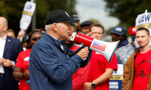 바이든 ‘파업 투사’로…자동차노조 시위 참여해 “포기 말라”