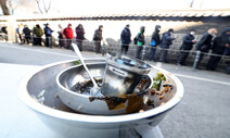 [포토] 탑골공원 무료급식소 70m 줄…“춥지만 따뜻한 점심”