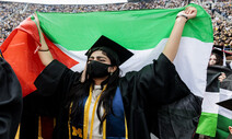 미 대학생들, 이제는 졸업식 무대서 반전 시위