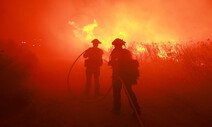 미국 LA 대형산불 하루 지나도 2%밖에 못 껐다…1400만평 태워