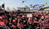 국회 앞 시민 ‘윤 탄핵’ 물결…전철 무정차 통과에도 걷고 또 걸어