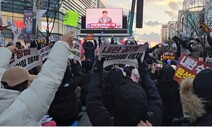 탄핵 순간, 숨 죽였던 전국이 ‘흔들’…부둥켜 안고 덩실덩실 춤추고