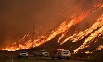 화마 삼킨 LA 인근에서 또 대형산불…1만 9000명 대피 명령