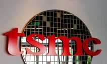 트럼프 관세 압박에 TSMC ‘발 빠른 투자’…한국 반도체 ‘살얼음’