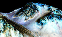 나사 “화성에 지금도 물 흐른다”…외계 생명체 가능성 시사