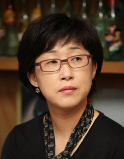 시인 나희덕. <한겨레> 자료사진 시인 나희덕. <한겨레> 자료사진