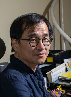 소설가 김연수. <한겨레> 자료사진 소설가 김연수. <한겨레> 자료사진