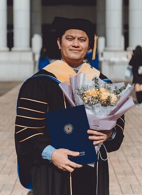 엘리아잘 페니튼 박사. 지난 2월 삼육대 2021학년도 전기 학위수여식을 마치고 교내에서 기념사진을 찍고 있다. 삼육대 제공