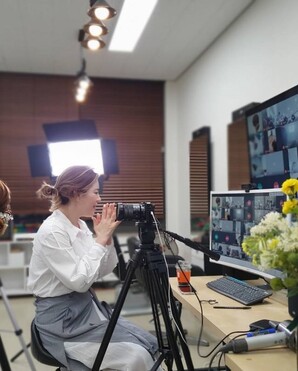 비대면 수업 중 실습 평가 독려중인 임옥진 교수. 건양사이버대 제공